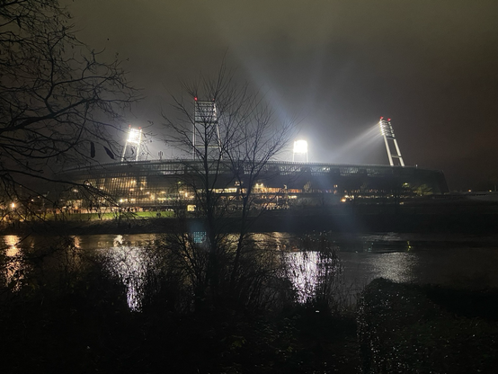 Das Weserstadion bei Nacht, mit Flutlicht