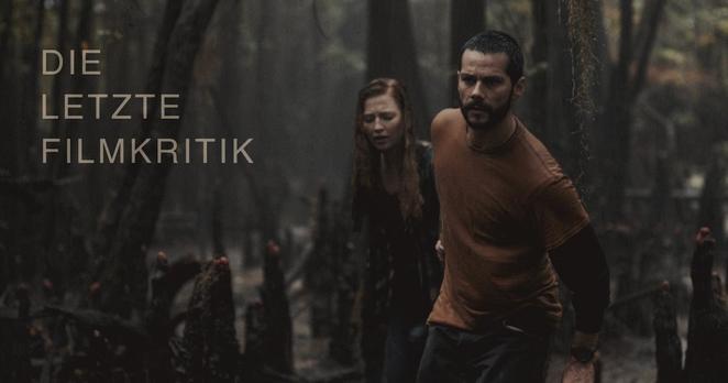 Filmszene aus "Caddo Lake" mit zwei Menschen im düsteren Sump. Coverbild des Podcasts "Die Letzte Filmkritik".