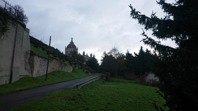Vue sur les jardins de la basilique Ste-Thérèse à Lisieux le matin