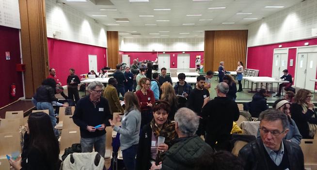 Échanges bilatéraux entre quelques douzaines de femmes et d'hommes, acteurs normands des mobilités durables et inclusives, lors du lancement de la journée d'échanges régionaux au parc Expo de Lisieux mardi 3 décembre 2024