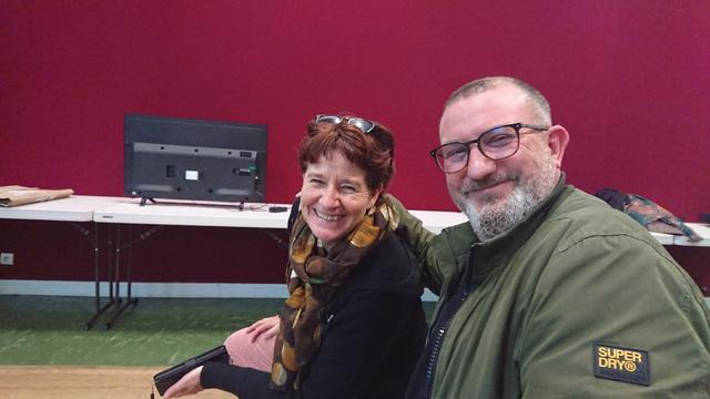 Femme et homme de la Mission Locale du Val de Reuil, souriants après leur atelier Retour d'XP sur l'insertion de jeunes via l'échange et un projet avec des acteurs locaux de la mobilité