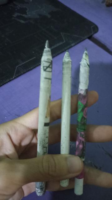3 lápices, uno grueso 5B, y dos más 2B, el primero un poco naranja, el segundo blanco, y el tercero rosa con verde y blanco.