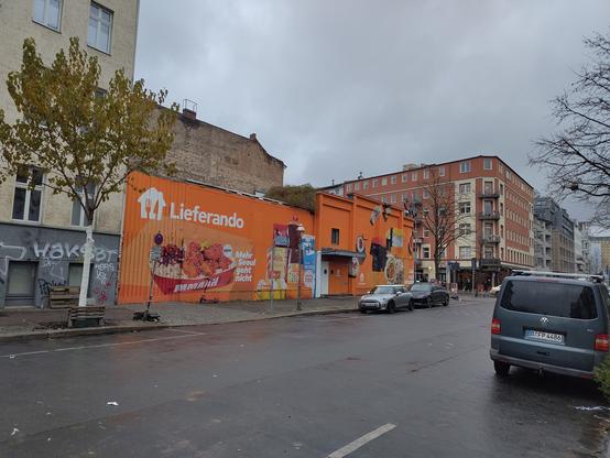 das Lido von der Seite, komplett in orange gestrichen , mit Lieferando Werbung.