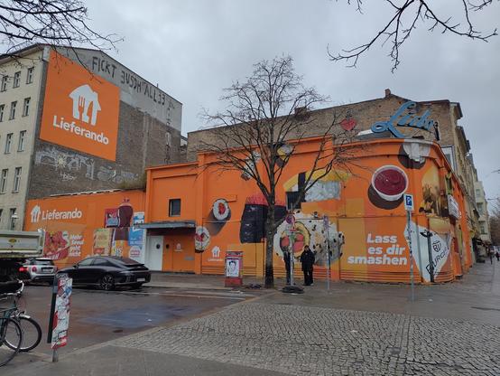 das Lido von der Seite, komplett in orange gestrichen , mit Lieferando Werbung.