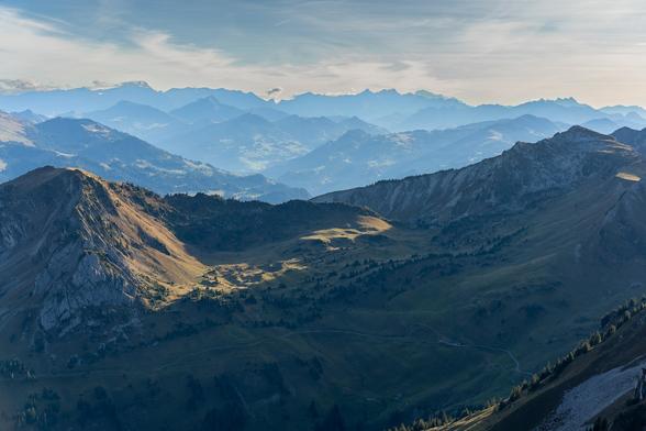 Einmal mehr stelle ich fest wie der Blick durch den Sucher die Aufmerksamkeit auf sonst übersehene Details lenkt. Und oft zoome ich beim Bearbeiten der Fotos rein und denke mir: &quot;Da könntest Du auch mal hin. Wie es da wohl ist?&quot; Und schon ist wieder swisstopo auf dem Schirm und ich in Gedanken wieder unterwegs. Und bald steh ich an einem der Ort die bis dahin nur ein paar Pixel auf dem Monitor waren. Dann sehe ich all die wirklichen Details vor Ort, rieche die Luft, blicke wieder durch den Sucher und der Kreislauf geht weiter.