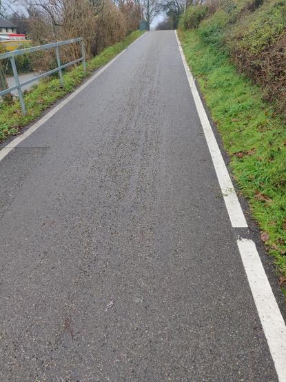 Fahrradweg mit Unmengen Rollsplitt