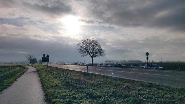 Lange Kette von Autos an einem Wirtschaftsweg