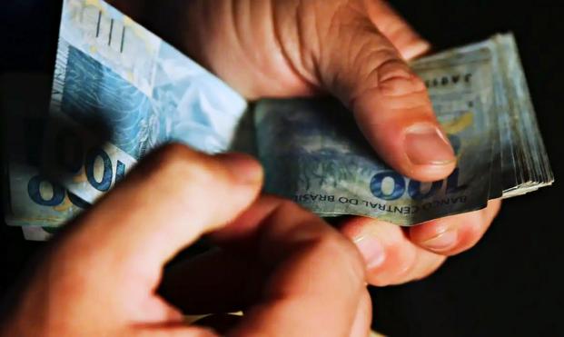 13° salário: segunda parcela deve ser paga até 20 de dezembro: segunda parcela do 13° salário terá desconto de Imposto de Renda e de INSS