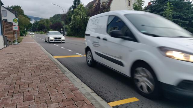 Fahrzeuge (KFZ) befahren einen neuen Fahrradschutzstreifen