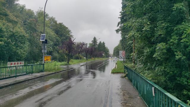 Situation von Au aus kommend (Ortsausfahrt Au). Aus Tempo40 wird kurz Tempo70, trotz direkt folgender Fußgängi-Querungshilfe auf Höhe des Sportplatzes und 300 Meter später wieder Tempo40 in Merzhausen, mit Beginn des Fahrradschutzstreifens.