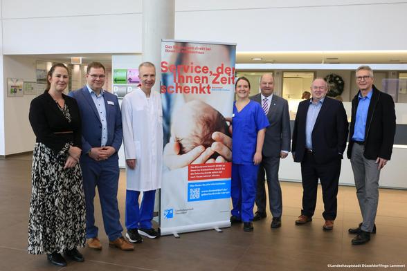 (v.l.) Annika Stahn (Standesamt), Dag Bill (Patientenverwaltung), Prof. Dr. med. Ralf Schmitz (Chefarzt), Isabel Meurer (Hebamme), Dr. Holger Stiller (Krankenhausdirektor), Olaf Wagner (Beigeordneter) und Harald Wehle (Amt für Einwohnerwesen)