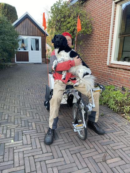 Hond is blij dat ik weer thuis ben en springt spontaan op mijn schoot als ik 'netjes zit' op de ligfiets voor een foto
