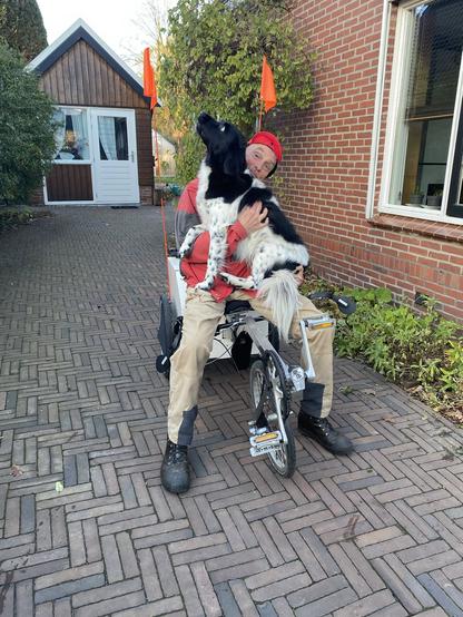 En hond is alweer afgeleid en nu heb ik tijd om naar de fotograaf te kijken. Erop fietsen kan ik nog niet, ga ik de komende weken leren.