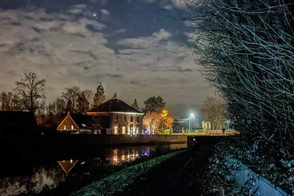 Brughuis tavern at night next to the river Dijle