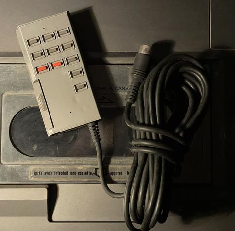 La télécommande filaire du magnétoscope avec son câble de quelques mètres.