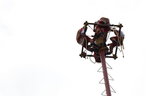 voladores de papantla en la torre