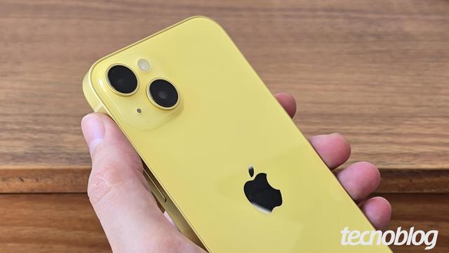 <figure class="wp-block-image size-large wp-lightbox-container"><img alt="iPhone 14 Plus na mão (Imagem: Thássius Veloso/Tecnoblog)" class="wp-image-796993" height="597" src="https://files.tecnoblog.net/wp-content/uploads/2024/11/iphone-14-plus-na-mao-foto-thassius-veloso-tecnoblog-img-2-1060x597.jpg" width="1060" /><button class="lightbox-trigger" type="button">
			<svg fill="none" height="12" viewBox="0 0 12 12" width="12" xmlns="http://www.w3.org/2000/svg">
				<path d="M2 0a2 2 0 0 0-2 2v2h1.5V2a.5.5 0 0 1 .5-.5h2V0H2Zm2 10.5H2a.5.5 0 0 1-.5-.5V8H0v2a2 2 0 0 0 2 2h2v-1.5ZM8 12v-1.5h2a.5.5 0 0 0 .5-.5V8H12v2a2 2 0 0 1-2 2H8Zm2-12a2 2 0 0 1 2 2v2h-1.5V2a.5.5 0 0 0-.5-.5H8V0h2Z" fill="#fff">
			</svg>
		</button><figcaption class="wp-element-caption">iPhone 14 Plus na mão (imagem: Thássius Veloso/Tecnoblog)</figcaption></figure>



<p>O iPhone 14 Plus foi anunciado pela Apple em setembro de 2022. O modelo tem quase as mesmas características de hardware do iPhone 14, a exemplo do chip A15 Bionic, mas se diferencia por trazer uma tela Super Retina XDR maior, de 6,7 polegadas. Confira os principais atributos do celular a seguir.</p>



<div class="wp-block-yoast-seo-table-of-contents yoast-table-of-contents"><h2>Índice</h2><ul><li><a href="#h-precos-do-iphone-14-plus-no-brasil">Preços do iPhone 14 Plus no Brasil</a></li><li><a href="#h-quais-as-cores-do-iphone-14-plus">Quais as cores do iPhone 14 Plus?</a></li><li><a href="#h-ficha-tecnica-do-iphone-14-plus">Ficha técnica do iP