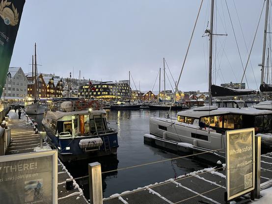 Photo of the Tromsø harbour during the twilight hours of the polar night