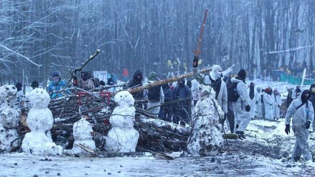 Barrikadenbau im winterlichen Wald, inkl. Schneemänner.