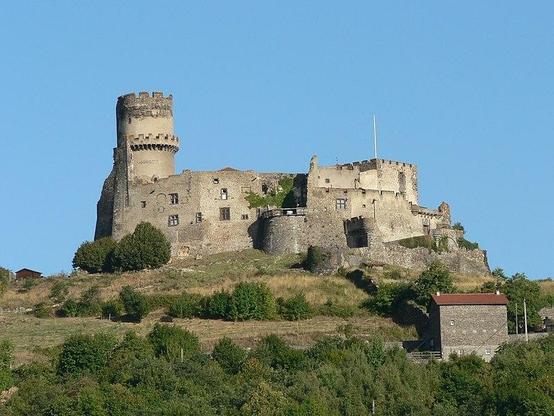 Château fort de Tournoël à #Volvic (#PuyDeDôme) Construction XIIe siècle, XIVe siècle, XVe siècle. Château de Tournoël : classement par liste de 1889.
Suite 👉 https://monumentum.fr/monument-historique/pa00092478/volvic-chateau-fort-de-tournoel
#Patrimoine #MonumentHistorique
Photo CC-BY-SA 4.0 : Matthieu Perona