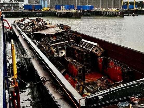 Ein Leichter ist mit den klein geschnittenen Rumpfteilen des Wracks beladen. Quelle: WSV/brand MARINE CONSULTANTS GmbH.