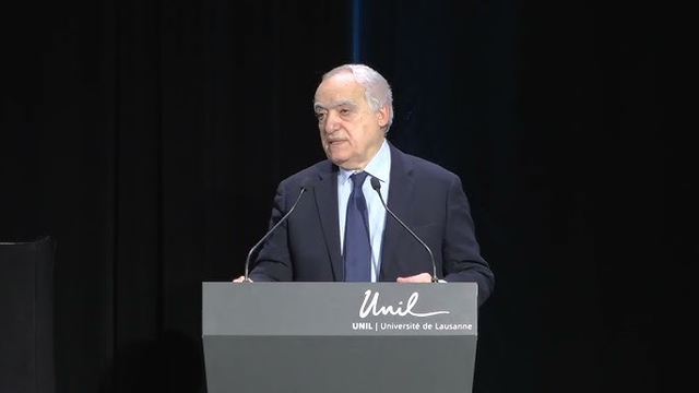 Ghassan Salamé au podium lors de sa conférence à l'UNIL le 3 décembre intitulée « La question de Palestine dans le système mondial »
