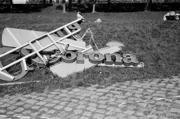 2024/127 - Corona-Bier Marken der abgerissenen Copa Kagrana am Ufer der Donauinsel