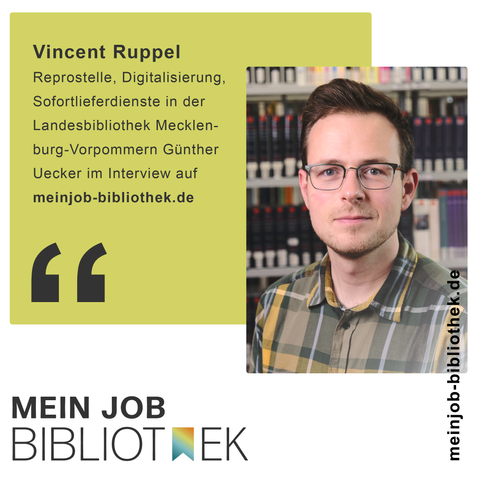 Foto eines Mannes vor einer Bü+cherwand. Dazu die Information "Vincent Ruppel, Reprostelle, Digitalisierung, Sofortlieferdiensta in der Landesbibliothek Mecklenburg-Vorpommern Günther Uecker im Interview auf https://meinjob-bibliothek.de.