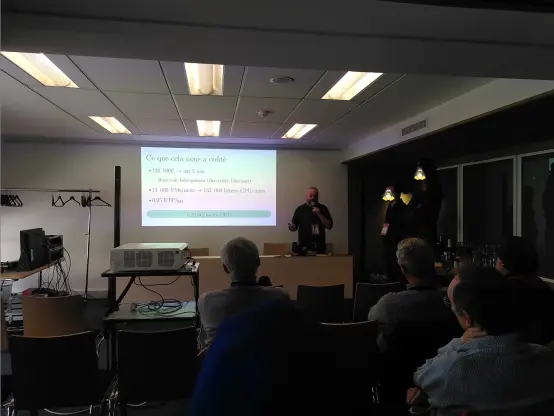 Photo lors de la présentation des coûts :
- 120 000€ sur 5 ans
- 11 000 VMs/mois → 135 000 heures de VMs
- 0,05 équivalent temps plein par an pour la maintenance