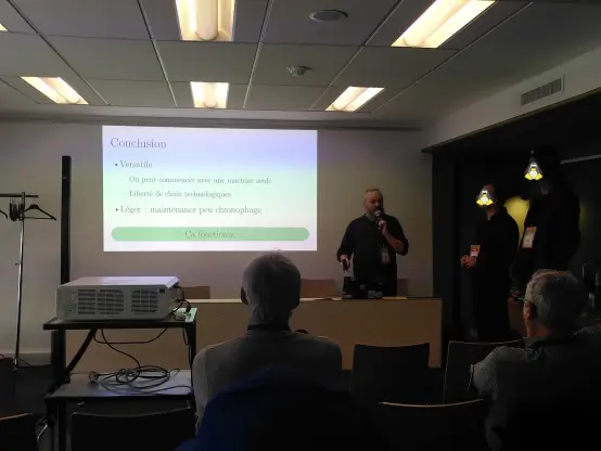 Photo de la conclusion de la présentation :
- Versatile
  - On peut commencer avec une machine seule
  - Liberté de choix technologique
- Léger : maintenance peu chronophage

Ça fonctionne