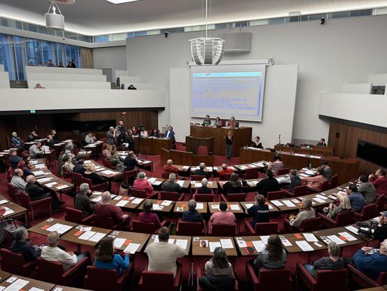 Um die 100 Menschen und Abgeordnete sitzen gemeinsam im Plenarsaal der Bremischen Bürgerschaft und warten darauf, dass die 29. Sitzung des Bremer Behindertenparlaments eröffnet wird.