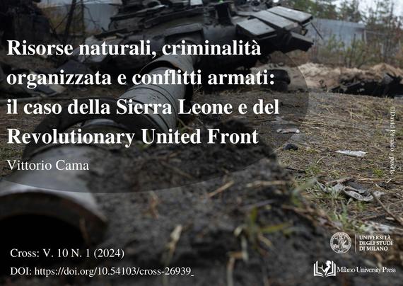L'immagine mostra un primo piano di una parte di un carro armato rovinato a terra, immerso nel terreno.  Sullo sfondo si intravede un paesaggio spoglio.  Sopra l'immagine, un testo in italiano tratta di risorse naturali, criminalità organizzata e conflitti armati, specificando il caso della Sierra Leone e del Revolutionary United Front. È citato l'autore Vittorio Cama.