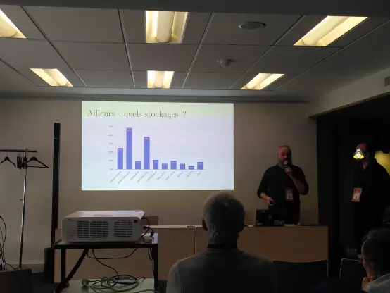 Photo de la présentation où nous disons que le stockage est aussi très versatile : de ceph à des systèmes de fichiers partagés comme nous utilisons (mooseFS) en passant par linstor, iSCSI