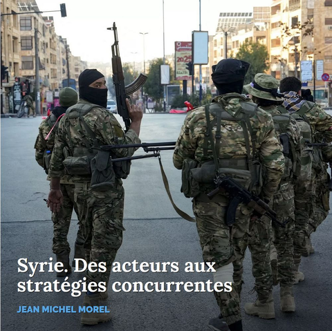 Alep, le 30 novembre 2024. Des combattants anti-gouvernementaux patrouillent dans le centre de la ville. Hayat Tahrir al-Cham (HTC) et leurs alliés soutenus par la Turquie ont ouvert une brèche dans la deuxième ville de Syrie dans le cadre d’une offensive éclair contre les forces du gouvernement soutenu par l’Iran et la Russie.
Muhammad HAJ KADOUR / AFP