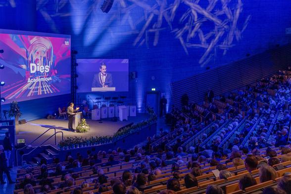 View of the blue illuminated Dies Academicus in the TUM Audimax with about 1000 guests.