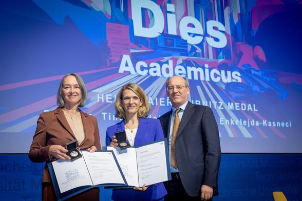 Professors Tina Seidel and Enkelejda Kascneci were presented with the highest scientific award of the TUM, the Heinz Maier-Leibnitz Medal, on stage by Vice President Prof. Gerhard Kramer at the Dies Academicus.