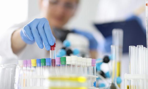 Una sanitaria con varios tubos de analíticas (Getty Images)
