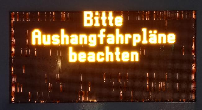 digitale anzeige, bitte Aushangfahrpläne beachten