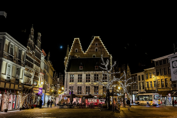 Holiday season’s festive lights at Mechelen’s townhouse (Schepenhuis)