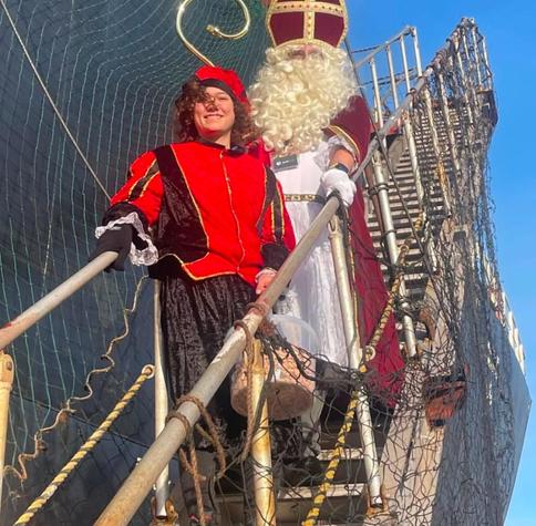 Auf der Steilen Gangway steht der als Nikolaus, verkleidete Mann und ein Gehilfe