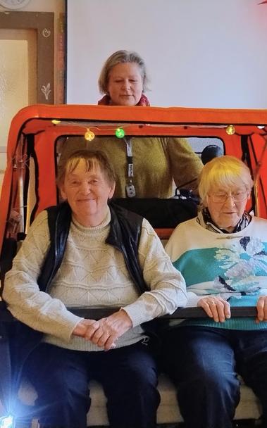 Zwei Damen in der Rikscha im Tagespflegewohnzimmer