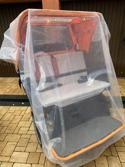 Folie über der Rikscha als Regenschutz