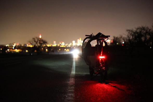 Muli Lastenrad vor der Frankfurter Skyline aus dem Taunus blickend.