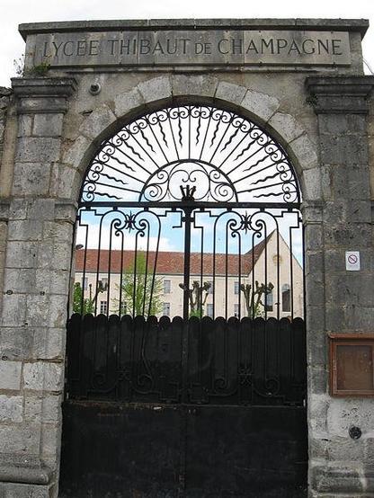 Lycée Thibault de Champagne à #Provins (#SeineEtMarne) Cet ensemble correspond en grande partie aux vestiges du palais des comtes de Champagne. Il se compose du portail d'accès au lycée datant des travaux entre...
Suite 👉 https://monumentum.fr/monument-historique/pa00087245/provins-lycee-thibault-de-champagne
#Patrimoine #MonumentHistorique
Photo CC-BY-SA 4.0 : Thor19