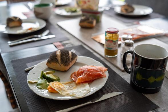 Frühstück mit Ei, Avocado und Lachs mit Gravad Souce