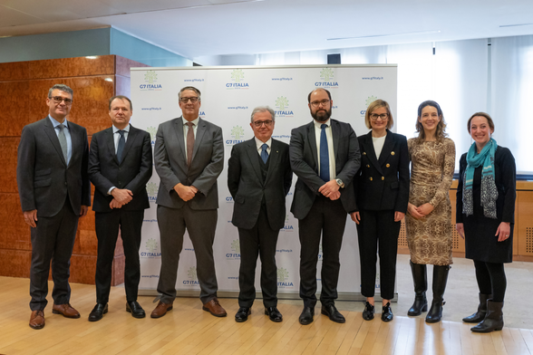 Acht Teilnehmende der Cybersecurity Working Group posieren für ein Gruppenfoto.