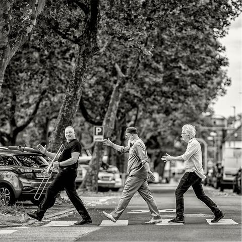 Kirsch / Ditzner / King - drei Musiker laufen über Straße - Foto: Schindelbeck
