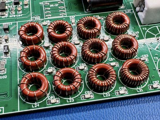 The mcHF RF pub with 12 toroidal inductors. The winding count varies from left to right. On the left the inductors have less windings than on the right. The left most set of three inductors are for the roughly 10m bands, then 20m and 30m. The last two columns are 40m and 80m bands.