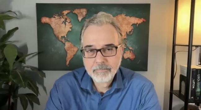 A screen shot of Richard Dolan talking to viewers from his office. Finally Richard has put in a representation of New Zealand on his background map.
Tasmania is still missing.
source https://youtube.com/watch?v=Zy4feLBNQq8