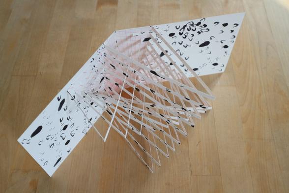 Carte kirigami pop up illustrée de traces de pattes